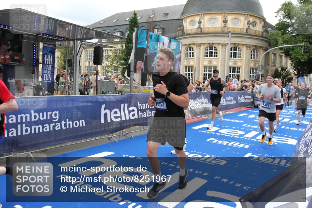 29.06.2025 - hella hamburg halbmarathon Michael Strokosch http://msf.ph/oto/8251967 29.06.2025 10:50:07 Ziel 1216, 1321, 1507, 2020, 3562, 3692, 3852, 7100, 7657, 8313, 9031, 9213, 9303, 9965, 12203, 12271, 13225, 13282, 13758, 14257, 16403, 18228, 18657, 18658, 18884, 19112 meine-sportfotos.de