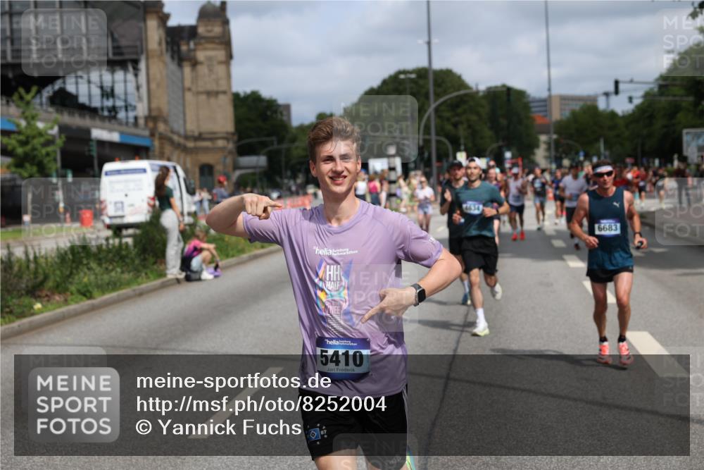 29.06.2025 - hella hamburg halbmarathon Yannick Fuchs http://msf.ph/oto/8252004 29.06.2025 10:35:33 20KM 1136, 1631, 1677, 2568, 2797, 2949, 3332, 3618, 4205, 4303, 4380, 4634, 4871, 4889, 5007, 5014, 5026, 5410, 5709, 6429, 6683, 6771, 7080, 7284, 7378, 7774, 7796, 8074, 8122, 8966, 9358, 9640, 9659, 9711, 9755, 9979, 10375, 10783, 10934, 10978, 11062, 11765, 11922, 11959, 12292, 12365, 12385, 12895, 13268, 13457, 14555, 14661, 14820, 15164, 15247, 16201, 16249, 16347, 16599, 17720, 17834, 17971, 18045, 18049, 18399, 18412, 18573 meine-sportfotos.de