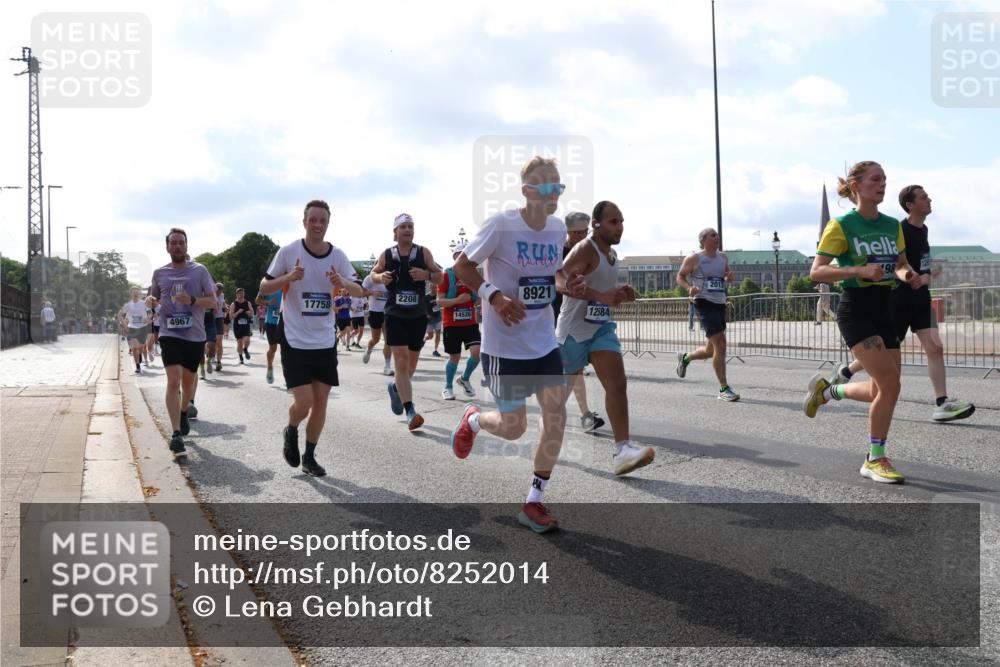 29.06.2025 - hella hamburg halbmarathon Lena Gebhardt http://msf.ph/oto/8252014 29.06.2025 09:56:44 Lombardsbrücke 1452, 1460, 1496, 1499, 1592, 1628, 1783, 1833, 1877, 2013, 2058, 2074, 2082, 2111, 2208, 2340, 2378, 2396, 2771, 2878, 2953, 2996, 3256, 3296, 3310, 3575, 3652, 3791, 4065, 4077, 4377, 4404, 4635, 4711, 4770, 4833, 4897, 5008, 5169, 5194, 5482, 5600, 5607, 5839, 5978, 6033, 6168, 6286, 6377, 6511, 6512, 6561, 6562, 6631, 7176, 7383, 7475, 7583, 7943, 8112, 8261, 8361, 8514, 8572, 8587, 8618, 8661, 8710, 8813, 8863, 8921, 8968, 8996, 9082, 9246, 9497, 9537, 9597, 9638 meine-sportfotos.de
