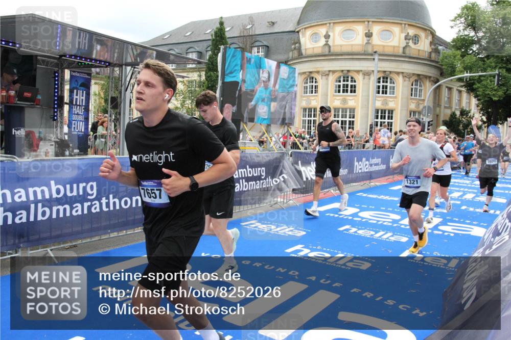 29.06.2025 - hella hamburg halbmarathon Michael Strokosch http://msf.ph/oto/8252026 29.06.2025 10:50:07 Ziel 1216, 1321, 1507, 2020, 3562, 3692, 3852, 7100, 7657, 8313, 9031, 9213, 9303, 9965, 12203, 12271, 13225, 13282, 13758, 14257, 16403, 18228, 18657, 18658, 18884, 19112 meine-sportfotos.de