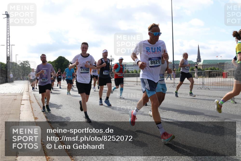 29.06.2025 - hella hamburg halbmarathon Lena Gebhardt http://msf.ph/oto/8252072 29.06.2025 09:56:44 Lombardsbrücke 1452, 1460, 1496, 1499, 1592, 1628, 1783, 1833, 1877, 2013, 2058, 2074, 2082, 2111, 2208, 2340, 2378, 2396, 2771, 2878, 2953, 2996, 3256, 3296, 3310, 3575, 3652, 3791, 4065, 4077, 4377, 4404, 4635, 4711, 4770, 4833, 4897, 5008, 5169, 5194, 5482, 5600, 5607, 5839, 5978, 6033, 6168, 6286, 6377, 6511, 6512, 6561, 6562, 6631, 7176, 7383, 7475, 7583, 7943, 8112, 8261, 8361, 8514, 8572, 8587, 8618, 8661, 8710, 8813, 8863, 8921, 8968, 8996, 9082, 9246, 9497, 9537, 9597, 9638 meine-sportfotos.de