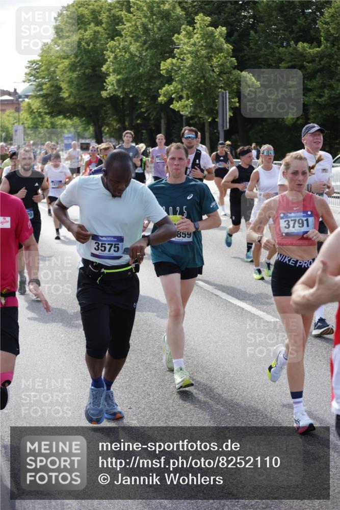 29.06.2025 - hella hamburg halbmarathon Jannik Wohlers http://msf.ph/oto/8252110 29.06.2025 09:56:36 Lombardsbrücke 1381, 1537, 1657, 1783, 2025, 2074, 2111, 2340, 2396, 2839, 2869, 2878, 3093, 3575, 3791, 4726, 4770, 4897, 5008, 5194, 5319, 6033, 6377, 6631, 7176, 7177, 7918, 8112, 8313, 8572, 8651, 8661, 8710, 8813, 8930, 9060, 9082, 9497, 9876, 9985, 10040, 10133, 10189, 10859, 10896, 11184, 11451, 11747, 11975, 12311, 12482, 12528, 12585, 12590, 12690, 12733, 13245, 13267, 13282, 13609, 13865, 13962, 14033, 14036, 14125, 14482, 14562, 14588, 14592, 14834, 15590, 16732 meine-sportfotos.de