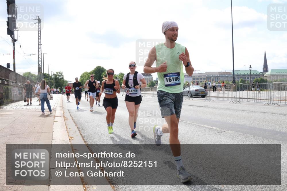 29.06.2025 - hella hamburg halbmarathon Lena Gebhardt http://msf.ph/oto/8252151 29.06.2025 10:10:30 Lombardsbrücke 1186, 1548, 1573, 3921, 4389, 5182, 5440, 5511, 5990, 5991, 7042, 7081, 7250, 7333, 7636, 7685, 8219, 8890, 9366, 9434, 9681, 9816, 10036, 10943, 11027, 11180, 11355, 11887, 11904, 11905, 12008, 12629, 13588, 13797, 13825, 13901, 14679, 14822, 15409, 16166, 16344, 16445, 16639, 16808, 16872, 17148, 17532, 17730, 18196, 18949, 19023 meine-sportfotos.de
