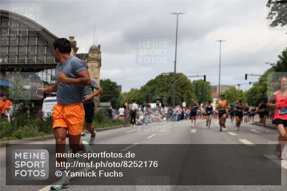 29.06.2025 - hella hamburg halbmarathon Yannick Fuchs http://msf.ph/oto/8252176 29.06.2025 11:06:40 20KM 1213, 1766, 1893, 1981, 2032, 2821, 2987, 3417, 3454, 3939, 4394, 4466, 4495, 4641, 5046, 5719, 5739, 6317, 6352, 6376, 7376, 8780, 9192, 9280, 9423, 9810, 9911, 9951, 9958, 10165, 10283, 10739, 11818, 12640, 13458, 14138, 14219, 15051, 15537, 16459, 16473, 16554, 17984, 18048, 18641 meine-sportfotos.de