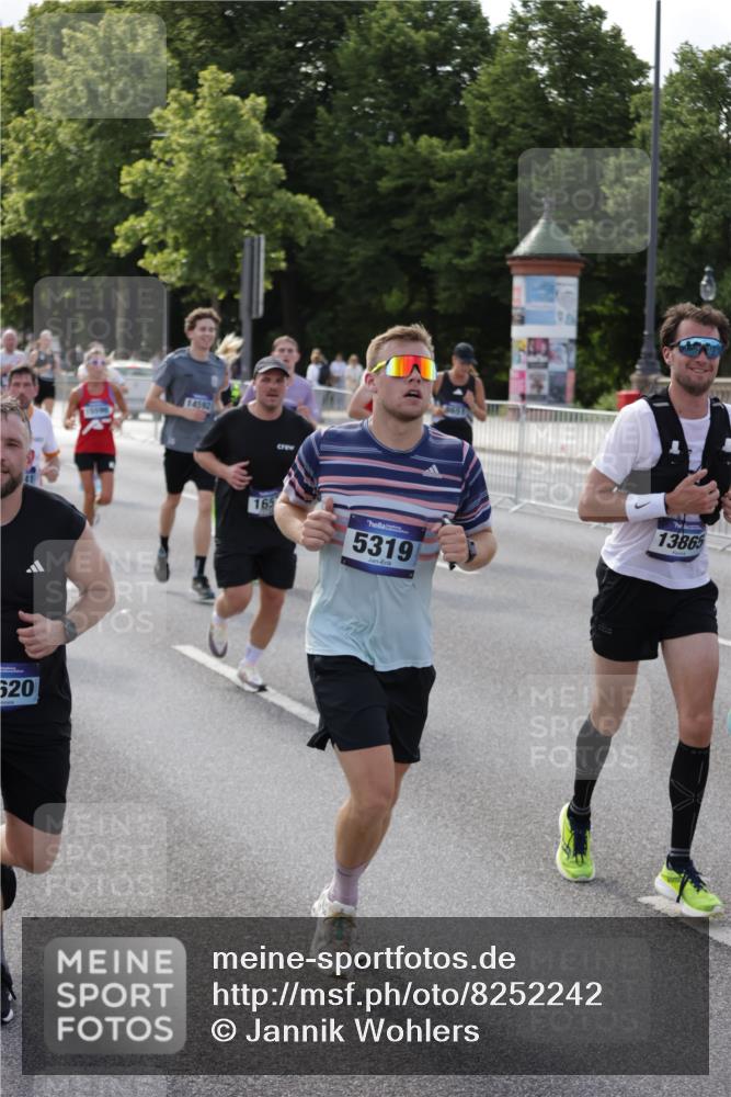 29.06.2025 - hella hamburg halbmarathon Jannik Wohlers http://msf.ph/oto/8252242 29.06.2025 09:56:38 Lombardsbrücke 1381, 1537, 1657, 1783, 2025, 2074, 2111, 2340, 2839, 2869, 2878, 3093, 3575, 3791, 4726, 4770, 4897, 5008, 5319, 5744, 6377, 6631, 7176, 7177, 7259, 7918, 8112, 8313, 8572, 8651, 8813, 8930, 9060, 9082, 9497, 9876, 9985, 10040, 10133, 10189, 10859, 10896, 11184, 11451, 11747, 11975, 12482, 12528, 12585, 12590, 12690, 12733, 13245, 13267, 13282, 13609, 13865, 13962, 14033, 14036, 14125, 14482, 14562, 14588, 14592, 14834, 15590, 16094, 16291, 16732 meine-sportfotos.de
