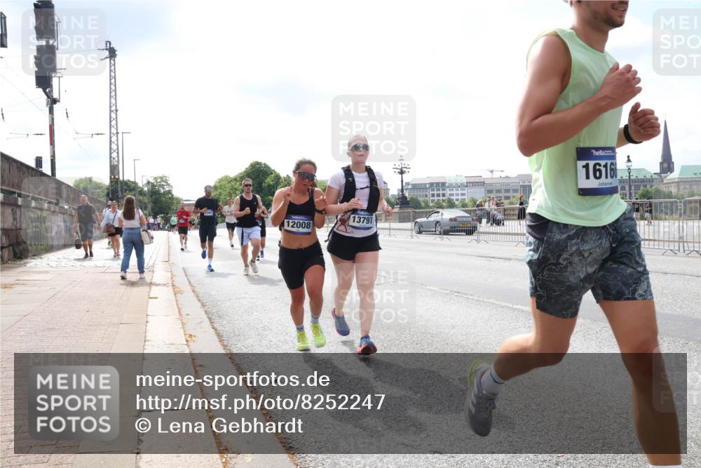 29.06.2025 - hella hamburg halbmarathon Lena Gebhardt http://msf.ph/oto/8252247 29.06.2025 10:10:31 Lombardsbrücke 1186, 1548, 1573, 3921, 4389, 5182, 5440, 5511, 5990, 5991, 7042, 7081, 7250, 7333, 7636, 7685, 8219, 8890, 9169, 9366, 9434, 9681, 9816, 9829, 10036, 10943, 11027, 11180, 11355, 11887, 11904, 11905, 12008, 12629, 13588, 13594, 13797, 13825, 13901, 14679, 14822, 15409, 16166, 16344, 16445, 16639, 16808, 16872, 17148, 17532, 17730, 18196, 18949, 19023 meine-sportfotos.de