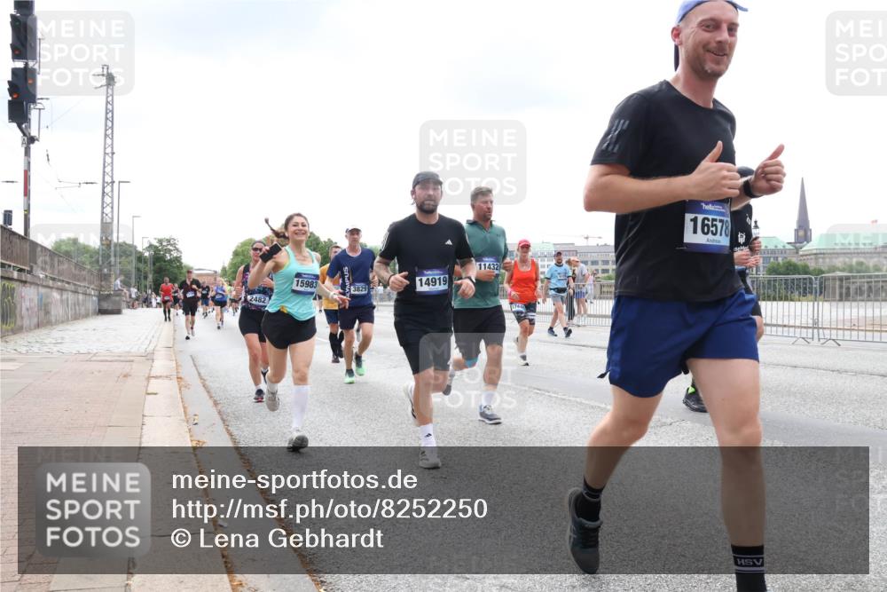 29.06.2025 - hella hamburg halbmarathon Lena Gebhardt http://msf.ph/oto/8252250 29.06.2025 10:34:13 Lombardsbrücke 1417, 1672, 1705, 1787, 1896, 2265, 2412, 2464, 2482, 2496, 2510, 2511, 2526, 2801, 2933, 3145, 3264, 3340, 3345, 3829, 3848, 4479, 4540, 4807, 4824, 4826, 4942, 5561, 5566, 5584, 5609, 5691, 5821, 5822, 5887, 6105, 6364, 6515, 6516, 6571, 6574, 6956, 7027, 7324, 7329, 7565, 8202, 8277, 8349, 8375, 8377, 8383, 8401, 8705, 8965, 9094, 9379, 9875, 9995, 10007, 10071, 10360, 10561, 10564, 11872, 13957, 16682, 16919, 17230, 18158, 18941 meine-sportfotos.de