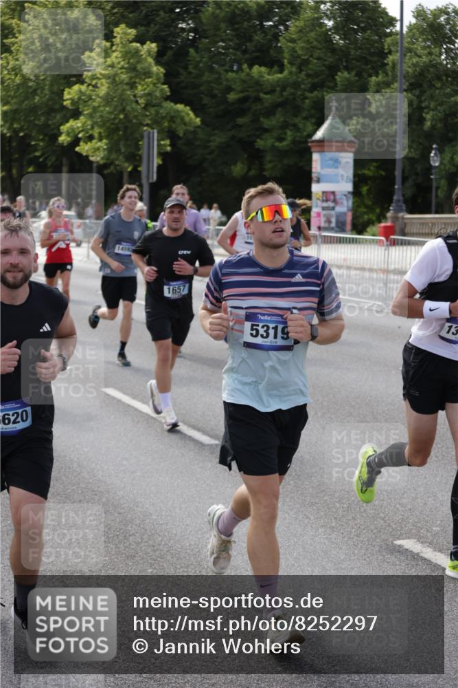 29.06.2025 - hella hamburg halbmarathon Jannik Wohlers http://msf.ph/oto/8252297 29.06.2025 09:56:38 Lombardsbrücke 1381, 1537, 1657, 1783, 2025, 2074, 2111, 2340, 2839, 2869, 2878, 3093, 3575, 3791, 4726, 4770, 4897, 5008, 5319, 5744, 6377, 6631, 7176, 7177, 7259, 7918, 8112, 8313, 8572, 8651, 8813, 8930, 9060, 9082, 9497, 9876, 9985, 10040, 10133, 10189, 10859, 10896, 11184, 11451, 11747, 11975, 12482, 12528, 12585, 12590, 12690, 12733, 13245, 13267, 13282, 13609, 13865, 13962, 14033, 14036, 14125, 14482, 14562, 14588, 14592, 14834, 15590, 16094, 16291, 16732 meine-sportfotos.de