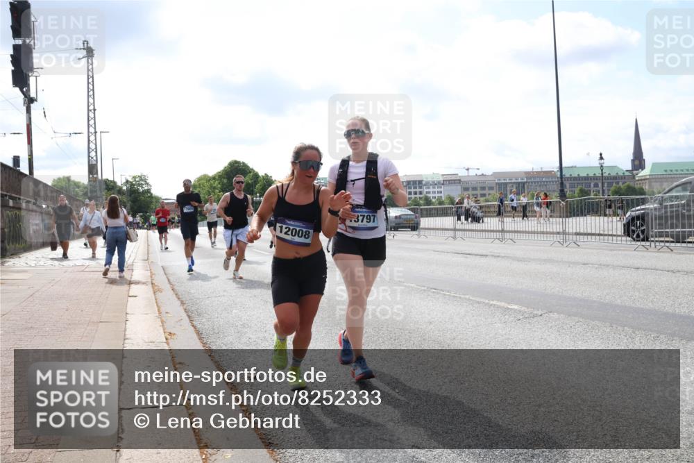 29.06.2025 - hella hamburg halbmarathon Lena Gebhardt http://msf.ph/oto/8252333 29.06.2025 10:10:31 Lombardsbrücke 1186, 1548, 1573, 3921, 4389, 5182, 5440, 5511, 5990, 5991, 7042, 7081, 7250, 7333, 7636, 7685, 8219, 8890, 9169, 9366, 9434, 9681, 9816, 9829, 10036, 10943, 11027, 11180, 11355, 11887, 11904, 11905, 12008, 12629, 13588, 13594, 13797, 13825, 13901, 14679, 14822, 15409, 16166, 16344, 16445, 16639, 16808, 16872, 17148, 17532, 17730, 18196, 18949, 19023 meine-sportfotos.de
