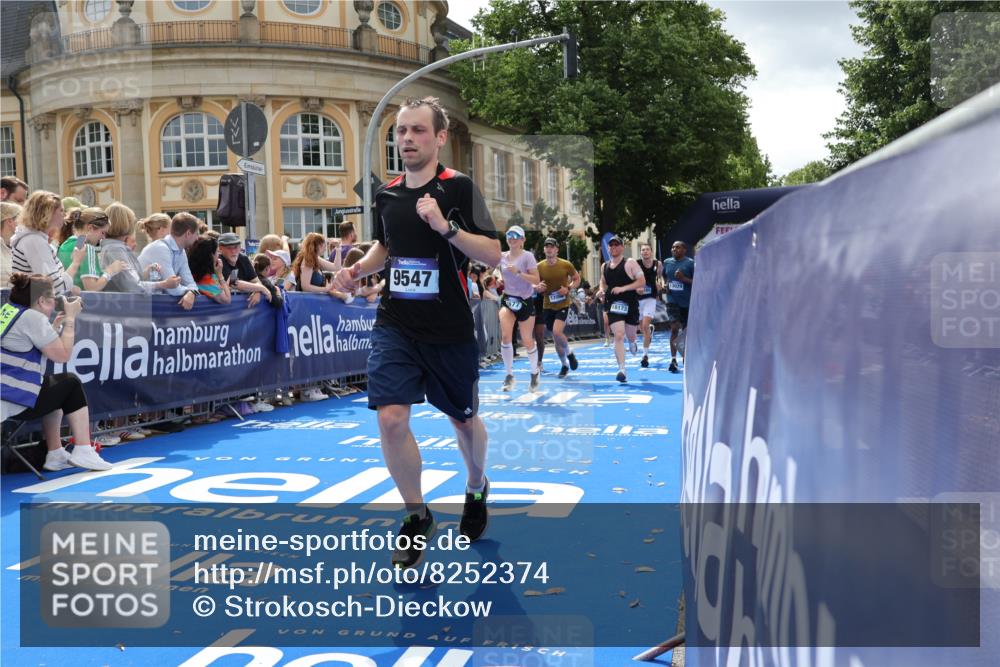29.06.2025 - hella hamburg halbmarathon Strokosch-Dieckow http://msf.ph/oto/8252374 29.06.2025 10:40:55 Ziel 1631, 1677, 2949, 6429, 6550, 6683, 7109, 7378, 9547, 9755, 9979, 10369, 10934, 11062, 11922, 12088, 12385, 13029, 13158, 14661, 15689, 16347, 17032, 17720, 17971, 18173 meine-sportfotos.de