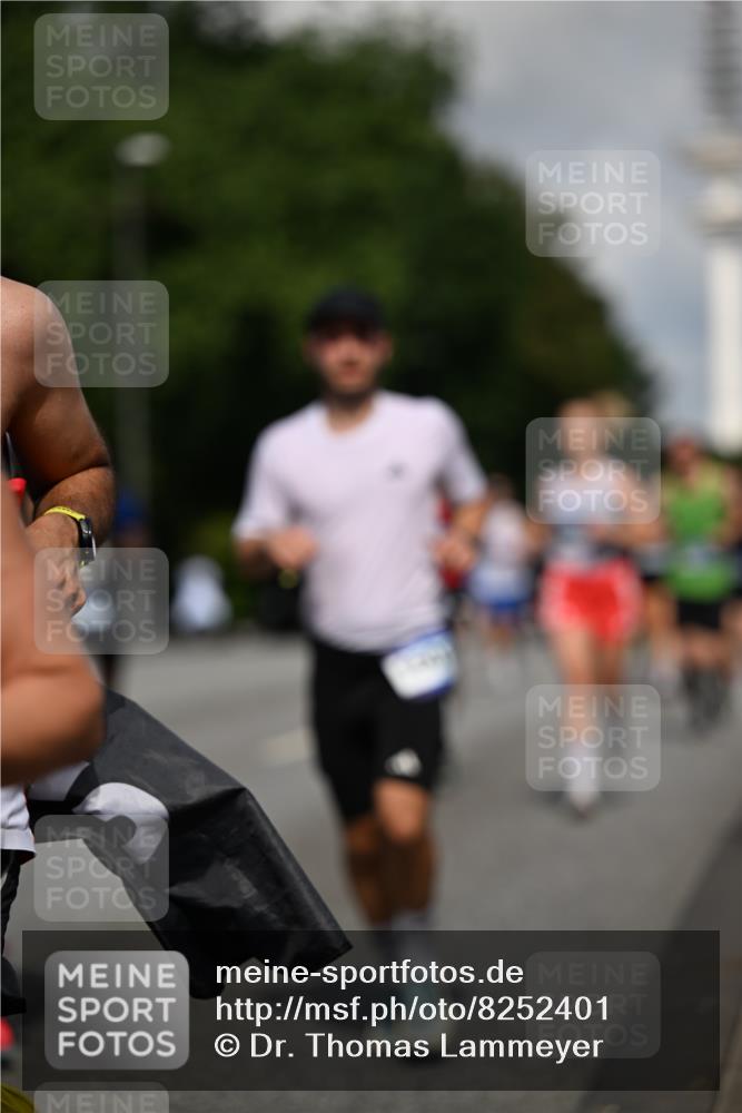29.06.2025 - hella hamburg halbmarathon Dr. Thomas Lammeyer http://msf.ph/oto/8252401 29.06.2025 09:51:40 Kennedybrücke 1164, 1385, 1644, 1743, 2714, 2767, 3959, 4860, 5091, 5315, 6684, 6990, 7884, 9178, 10404, 10793, 10900, 11202, 11227 meine-sportfotos.de