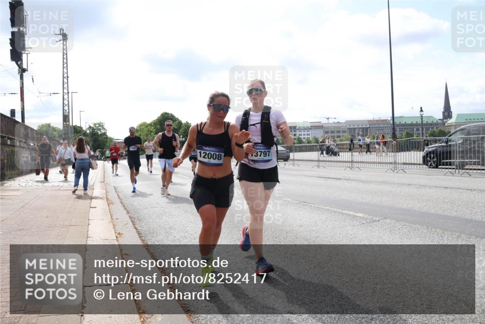 29.06.2025 - hella hamburg halbmarathon Lena Gebhardt http://msf.ph/oto/8252417 29.06.2025 10:10:31 Lombardsbrücke 1186, 1548, 1573, 3921, 4389, 5182, 5440, 5511, 5990, 5991, 7042, 7081, 7250, 7333, 7636, 7685, 8219, 8890, 9169, 9366, 9434, 9681, 9816, 9829, 10036, 10943, 11027, 11180, 11355, 11887, 11904, 11905, 12008, 12629, 13588, 13594, 13797, 13825, 13901, 14679, 14822, 15409, 16166, 16344, 16445, 16639, 16808, 16872, 17148, 17532, 17730, 18196, 18949, 19023 meine-sportfotos.de