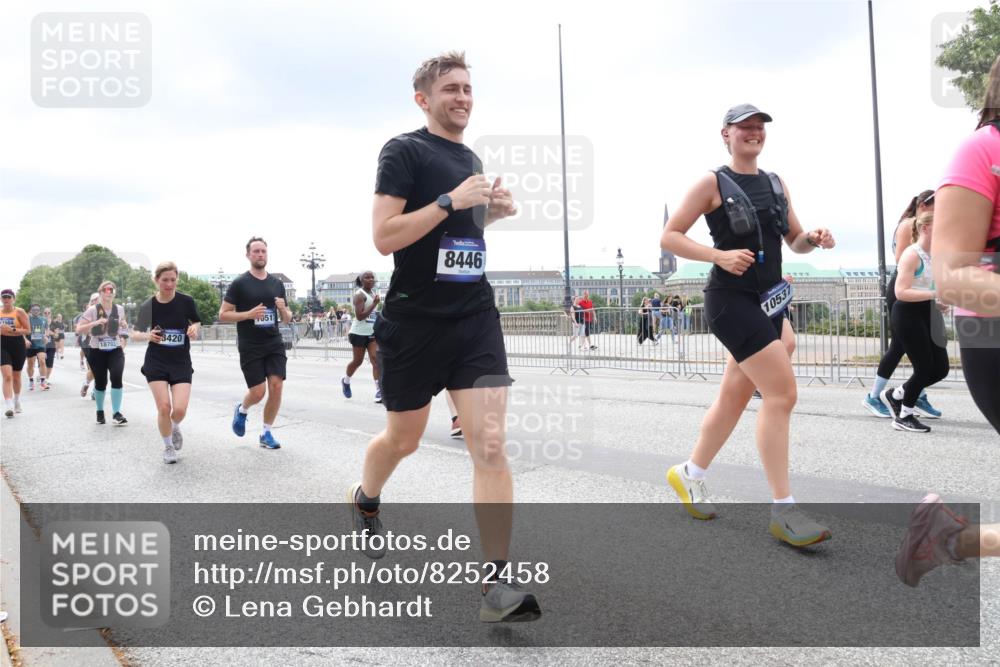 29.06.2025 - hella hamburg halbmarathon Lena Gebhardt http://msf.ph/oto/8252458 29.06.2025 11:07:47 Lombardsbrücke 1574, 1638, 1769, 1829, 2312, 2314, 2764, 2796, 2867, 3032, 3595, 3853, 3855, 3866, 3867, 4226, 4250, 4567, 4573, 4899, 4988, 5270, 5541, 5725, 5726, 5819, 5896, 6070, 6258, 6357, 6586, 6728, 6779, 6780, 7194, 7218, 7441, 7560, 7892, 7994, 7995, 8182, 8252, 8384, 8420, 8446, 8604, 8636, 8640, 8735, 9037, 9387, 9494, 9541, 9589, 9646, 9732, 10379, 10517, 10537, 10743, 11504, 11724, 12063, 12964, 15598, 15716, 18462 meine-sportfotos.de