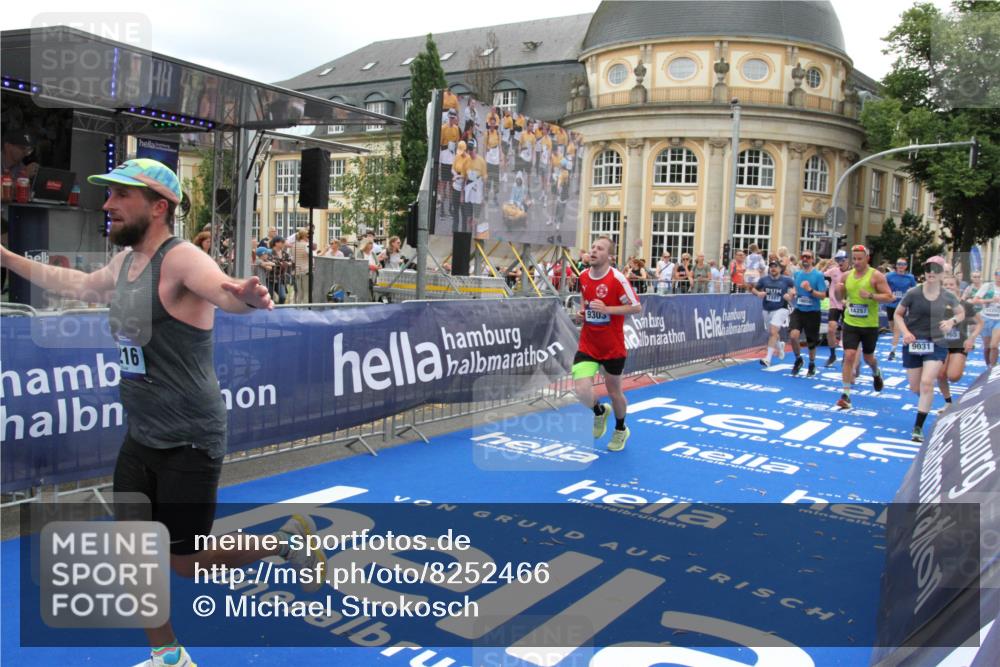 29.06.2025 - hella hamburg halbmarathon Michael Strokosch http://msf.ph/oto/8252466 29.06.2025 10:50:10 Ziel 1216, 1321, 1507, 2020, 3296, 3562, 7176, 8313, 9031, 9303, 9965, 12203, 12235, 13282, 14257, 16403, 18228, 18657, 18658, 18884 meine-sportfotos.de