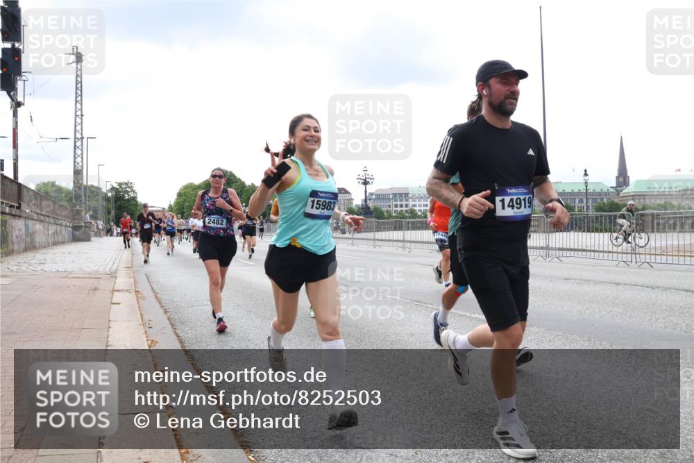 29.06.2025 - hella hamburg halbmarathon Lena Gebhardt http://msf.ph/oto/8252503 29.06.2025 10:34:13 Lombardsbrücke 1417, 1672, 1705, 1787, 1896, 2265, 2412, 2464, 2482, 2496, 2510, 2511, 2526, 2801, 2933, 3145, 3264, 3340, 3345, 3829, 3848, 4479, 4540, 4807, 4824, 4826, 4942, 5561, 5566, 5584, 5609, 5691, 5821, 5822, 5887, 6105, 6364, 6515, 6516, 6571, 6574, 6956, 7027, 7324, 7329, 7565, 8202, 8277, 8349, 8375, 8377, 8383, 8401, 8705, 8965, 9094, 9379, 9875, 9995, 10007, 10071, 10360, 10561, 10564, 11872, 13957, 16682, 16919, 17230, 18158, 18941 meine-sportfotos.de
