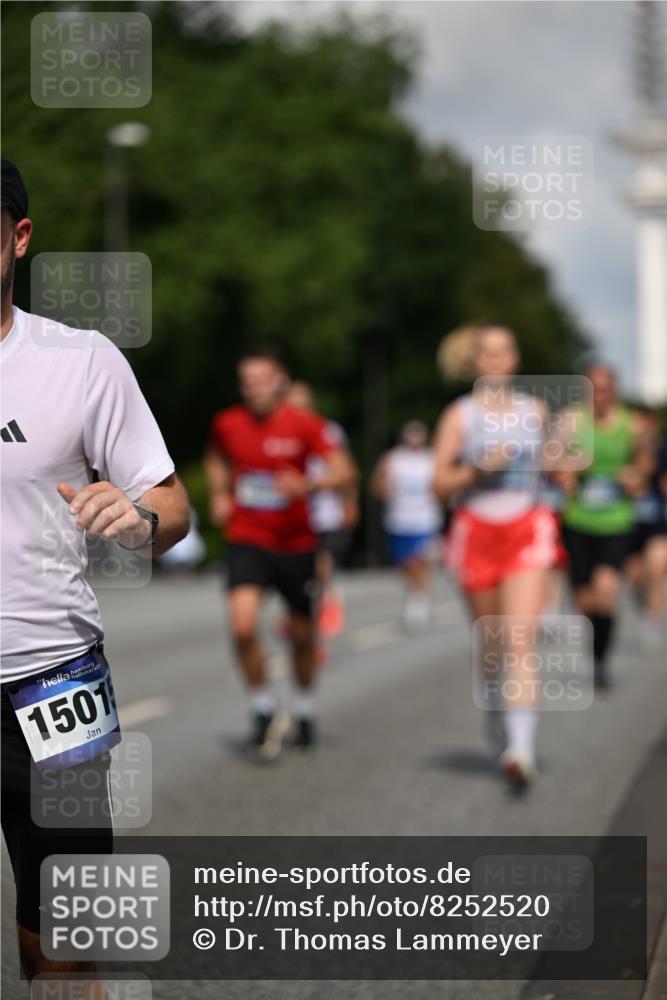 29.06.2025 - hella hamburg halbmarathon Dr. Thomas Lammeyer http://msf.ph/oto/8252520 29.06.2025 09:51:41 Kennedybrücke 1164, 1385, 1505, 1644, 1743, 2714, 2767, 3959, 4860, 5091, 5315, 5554, 6684, 6990, 7884, 9178, 10404, 10793, 10852, 10900, 11202, 11227 meine-sportfotos.de