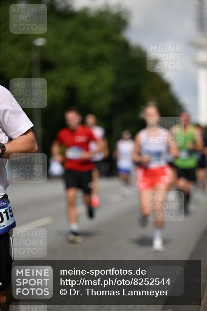 29.06.2025 - hella hamburg halbmarathon Dr. Thomas Lammeyer http://msf.ph/oto/8252544 29.06.2025 09:51:41 Kennedybrücke 1164, 1385, 1505, 1644, 1743, 2714, 2767, 3959, 4860, 5091, 5315, 5554, 6684, 6990, 7884, 9178, 10404, 10793, 10852, 10900, 11202, 11227 meine-sportfotos.de