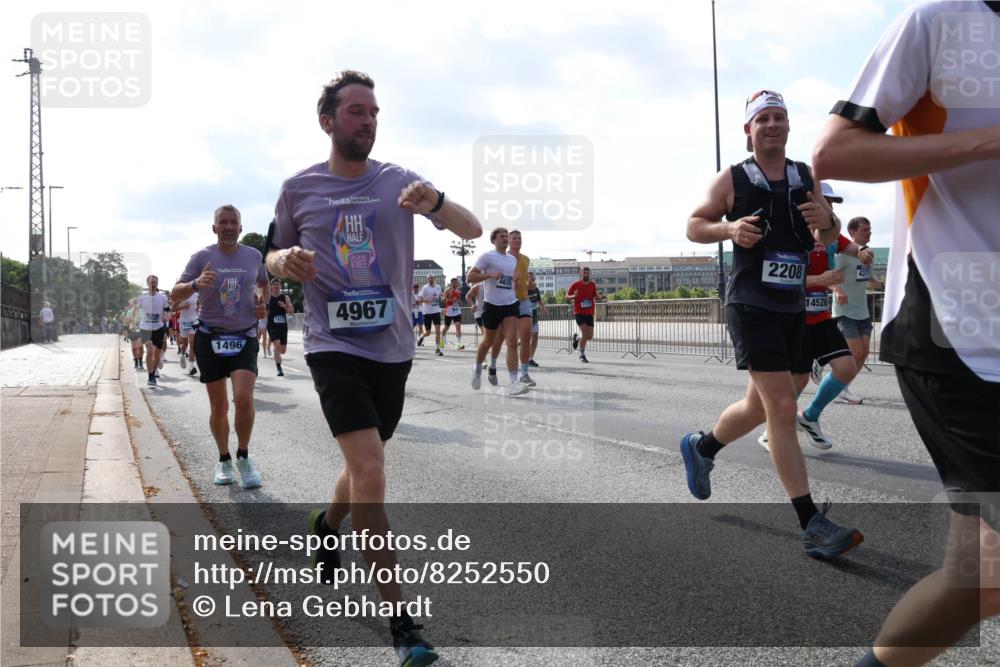 29.06.2025 - hella hamburg halbmarathon Lena Gebhardt http://msf.ph/oto/8252550 29.06.2025 09:56:45 Lombardsbrücke 1452, 1460, 1496, 1499, 1592, 1628, 1783, 1833, 1877, 2013, 2058, 2074, 2082, 2111, 2208, 2340, 2378, 2396, 2771, 2878, 2953, 2996, 3256, 3296, 3310, 3575, 3652, 3791, 4065, 4077, 4377, 4404, 4635, 4711, 4770, 4833, 4897, 5008, 5169, 5194, 5482, 5600, 5607, 5839, 5978, 6033, 6168, 6286, 6377, 6511, 6512, 6561, 6562, 6631, 7176, 7383, 7475, 7583, 7943, 8112, 8261, 8361, 8514, 8572, 8587, 8618, 8661, 8710, 8813, 8863, 8921, 8968, 8996, 9082, 9246, 9497, 9537, 9597, 9638 meine-sportfotos.de