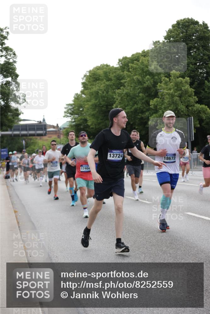 29.06.2025 - hella hamburg halbmarathon Jannik Wohlers http://msf.ph/oto/8252559 29.06.2025 10:31:07 Lombardsbrücke 1844, 4953, 5165, 5846, 5965, 6078, 6546, 6573, 6640, 7772, 9183, 9812, 9883, 10240, 10586, 11587, 12381, 12758, 13724, 15024, 15222, 15575, 15725, 16541, 16978, 17043, 17404, 17517, 17706, 17989, 18390, 18507, 18613, 18672, 18883, 18943, 19068, 19233 meine-sportfotos.de
