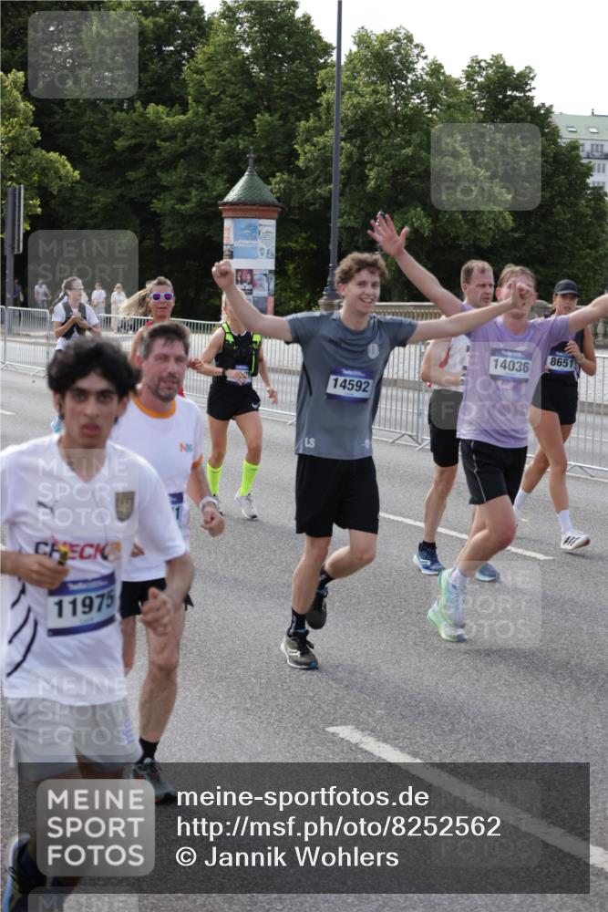 29.06.2025 - hella hamburg halbmarathon Jannik Wohlers http://msf.ph/oto/8252562 29.06.2025 09:56:40 Lombardsbrücke 1327, 1381, 1537, 1657, 1783, 2025, 2074, 2111, 2340, 2839, 2869, 2878, 3093, 3575, 3791, 4726, 4770, 4897, 5008, 5319, 5744, 6377, 6631, 7176, 7177, 7259, 7918, 8112, 8313, 8651, 8813, 8930, 9060, 9497, 10040, 10133, 10189, 10859, 10896, 11184, 11451, 11747, 11975, 12482, 12528, 12590, 12690, 12733, 13245, 13267, 13865, 14036, 14125, 14192, 14482, 14562, 14588, 14592, 14834, 15590, 16094, 16291, 16732 meine-sportfotos.de
