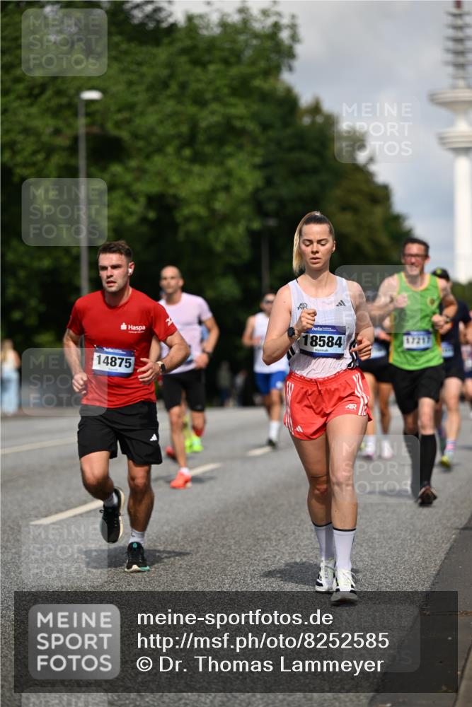 29.06.2025 - hella hamburg halbmarathon Dr. Thomas Lammeyer http://msf.ph/oto/8252585 29.06.2025 09:51:41 Kennedybrücke 1164, 1385, 1505, 1644, 1743, 2714, 2767, 3959, 4860, 5091, 5315, 5554, 6684, 6990, 7884, 9178, 10404, 10793, 10852, 10900, 11202, 11227 meine-sportfotos.de