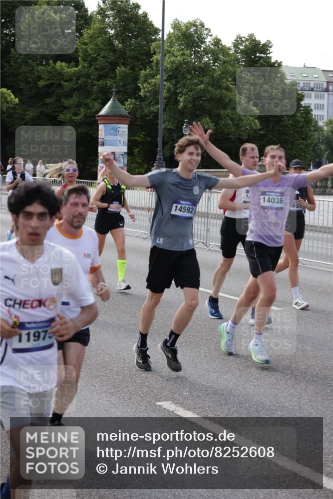 29.06.2025 - hella hamburg halbmarathon Jannik Wohlers http://msf.ph/oto/8252608 29.06.2025 09:56:40 Lombardsbrücke 1327, 1381, 1537, 1657, 1783, 2025, 2074, 2111, 2340, 2839, 2869, 2878, 3093, 3575, 3791, 4726, 4770, 4897, 5008, 5319, 5744, 6377, 6631, 7176, 7177, 7259, 7918, 8112, 8313, 8651, 8813, 8930, 9060, 9497, 10040, 10133, 10189, 10859, 10896, 11184, 11451, 11747, 11975, 12482, 12528, 12590, 12690, 12733, 13245, 13267, 13865, 14036, 14125, 14192, 14482, 14562, 14588, 14592, 14834, 15590, 16094, 16291, 16732 meine-sportfotos.de