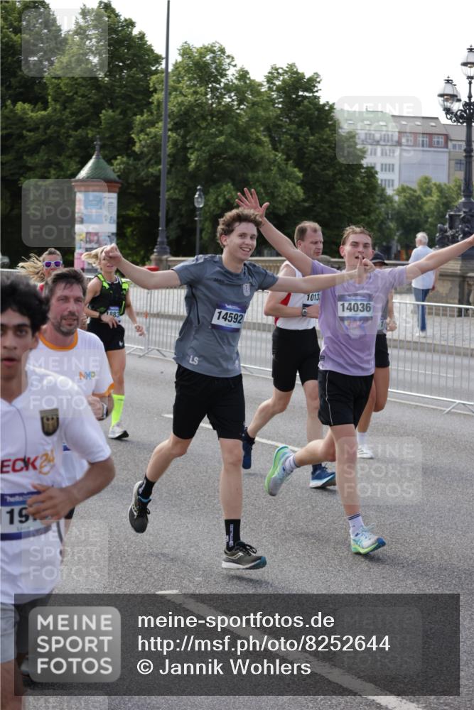 29.06.2025 - hella hamburg halbmarathon Jannik Wohlers http://msf.ph/oto/8252644 29.06.2025 09:56:41 Lombardsbrücke 1327, 1381, 1537, 1657, 1783, 2025, 2074, 2111, 2340, 2839, 2869, 2878, 3093, 3575, 3791, 4726, 4770, 4897, 5008, 5319, 5744, 6377, 6631, 7176, 7177, 7259, 7918, 8112, 8313, 8651, 8813, 8930, 9060, 9497, 10040, 10133, 10189, 10859, 10896, 11184, 11451, 11747, 11975, 12528, 12590, 12690, 12733, 13245, 13267, 13865, 14036, 14125, 14192, 14482, 14562, 14592, 15590, 16094, 16291, 16732 meine-sportfotos.de