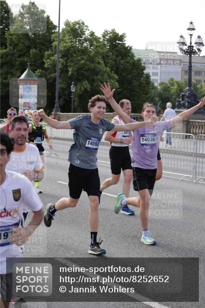 29.06.2025 - hella hamburg halbmarathon Jannik Wohlers http://msf.ph/oto/8252652 29.06.2025 09:56:41 Lombardsbrücke 1327, 1381, 1537, 1657, 1783, 2025, 2074, 2111, 2340, 2839, 2869, 2878, 3093, 3575, 3791, 4726, 4770, 4897, 5008, 5319, 5744, 6377, 6631, 7176, 7177, 7259, 7918, 8112, 8313, 8651, 8813, 8930, 9060, 9497, 10040, 10133, 10189, 10859, 10896, 11184, 11451, 11747, 11975, 12528, 12590, 12690, 12733, 13245, 13267, 13865, 14036, 14125, 14192, 14482, 14562, 14592, 15590, 16094, 16291, 16732 meine-sportfotos.de