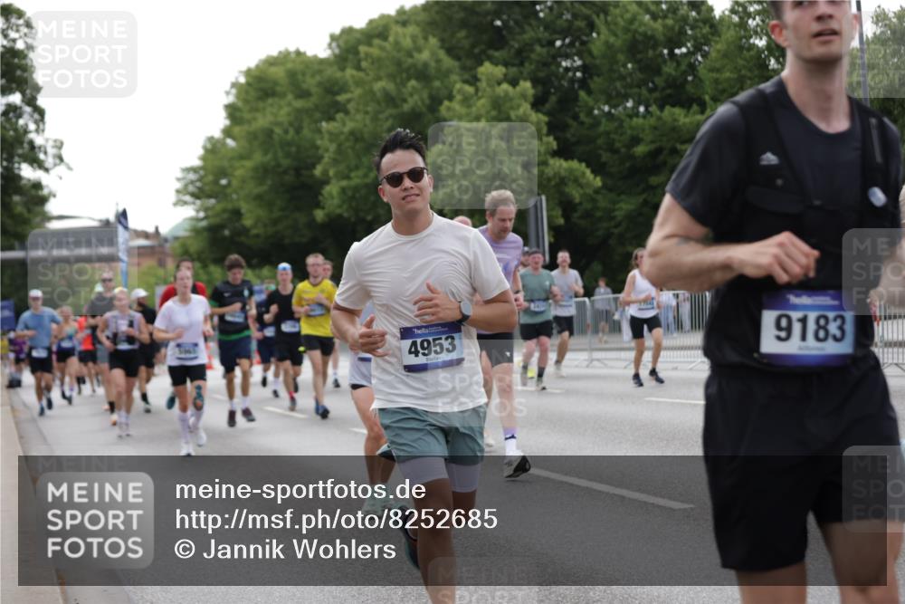 29.06.2025 - hella hamburg halbmarathon Jannik Wohlers http://msf.ph/oto/8252685 29.06.2025 10:31:11 Lombardsbrücke 1235, 1844, 1879, 3396, 3397, 3424, 3571, 3681, 4953, 5165, 5846, 5965, 6078, 6546, 6573, 6640, 7772, 8806, 9104, 9183, 9478, 9812, 9882, 9883, 10240, 10421, 10435, 10586, 11178, 11587, 12381, 12758, 13724, 15024, 15102, 15222, 15575, 16541, 16978, 17043, 17362, 17404, 17517, 17706, 17989, 18433, 18507, 18613, 18672, 18883, 18943, 19068, 19233 meine-sportfotos.de