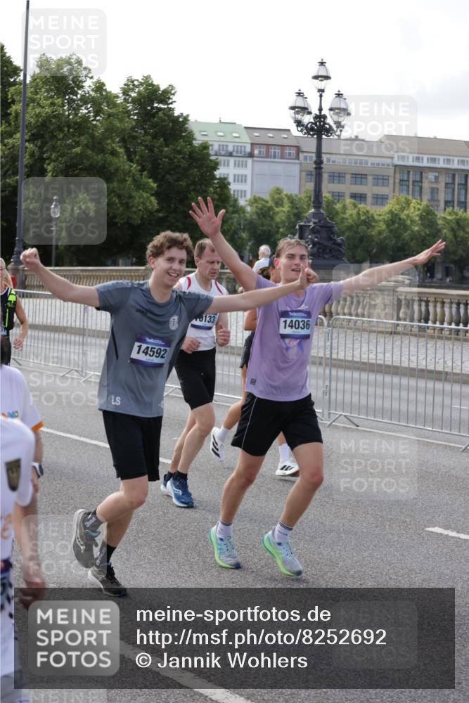 29.06.2025 - hella hamburg halbmarathon Jannik Wohlers http://msf.ph/oto/8252692 29.06.2025 09:56:41 Lombardsbrücke 1327, 1381, 1537, 1657, 1783, 2025, 2074, 2111, 2340, 2839, 2869, 2878, 3093, 3575, 3791, 4726, 4770, 4897, 5008, 5319, 5744, 6377, 6631, 7176, 7177, 7259, 7918, 8112, 8313, 8651, 8813, 8930, 9060, 9497, 10040, 10133, 10189, 10859, 10896, 11184, 11451, 11747, 11975, 12528, 12590, 12690, 12733, 13245, 13267, 13865, 14036, 14125, 14192, 14482, 14562, 14592, 15590, 16094, 16291, 16732 meine-sportfotos.de
