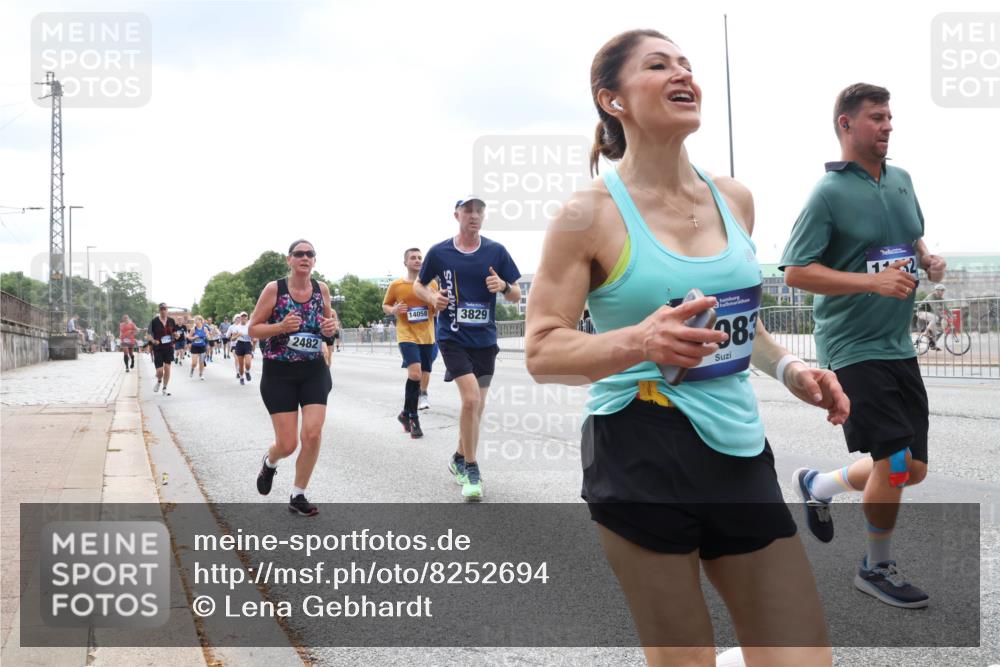 29.06.2025 - hella hamburg halbmarathon Lena Gebhardt http://msf.ph/oto/8252694 29.06.2025 10:34:14 Lombardsbrücke 1417, 1672, 1705, 1787, 1896, 2265, 2412, 2464, 2482, 2496, 2510, 2511, 2526, 2801, 2933, 3145, 3264, 3340, 3345, 3829, 3848, 4479, 4540, 4807, 4824, 4826, 4942, 5561, 5566, 5584, 5609, 5691, 5821, 5822, 5887, 6105, 6171, 6329, 6364, 6515, 6516, 6571, 6574, 6956, 7027, 7324, 7329, 7565, 8202, 8277, 8349, 8375, 8377, 8383, 8401, 8705, 8965, 9094, 9379, 9875, 9995, 10007, 10071, 10360, 10561, 10564, 11872, 13957, 16682, 16919, 17230, 18158, 18941 meine-sportfotos.de