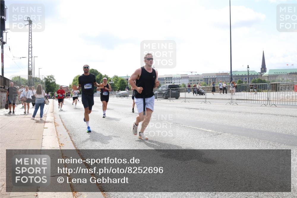 29.06.2025 - hella hamburg halbmarathon Lena Gebhardt http://msf.ph/oto/8252696 29.06.2025 10:10:32 Lombardsbrücke 1186, 1548, 1573, 3921, 4389, 5182, 5440, 5511, 5990, 5991, 7042, 7081, 7250, 7333, 7636, 7685, 8219, 8890, 9169, 9366, 9434, 9681, 9816, 9829, 10036, 10943, 11027, 11180, 11355, 11887, 11904, 11905, 12008, 12629, 13588, 13594, 13797, 13825, 13901, 14679, 14822, 15409, 16166, 16344, 16445, 16639, 16808, 16872, 17148, 17532, 17730, 18196, 18949, 19023 meine-sportfotos.de
