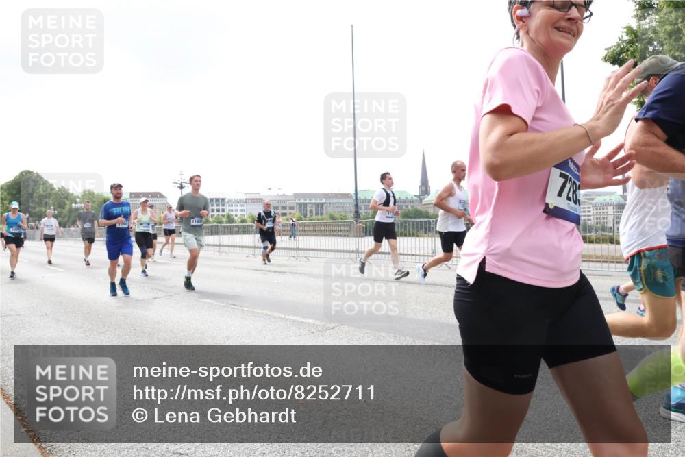 29.06.2025 - hella hamburg halbmarathon Lena Gebhardt http://msf.ph/oto/8252711 29.06.2025 10:45:45 Lombardsbrücke 1004, 1033, 1060, 1085, 1100, 1104, 1421, 1426, 1555, 1713, 1854, 1867, 1868, 1983, 2008, 2216, 2217, 2398, 2522, 2550, 2657, 2664, 2917, 2954, 2965, 2973, 3357, 3377, 3879, 4099, 4102, 4104, 4223, 4224, 4306, 4317, 4388, 4504, 4572, 4820, 5044, 5099, 5108, 5339, 5635, 5636, 5769, 5770, 5892, 5949, 6133, 6150, 6333, 6623, 6763, 6788, 6911, 6922, 7268, 7283, 7356, 7530, 7541, 7605, 7859, 8605, 8745, 9120, 9121, 9426, 9620, 10030, 10182, 10225, 10327, 10329, 10367, 10511 meine-sportfotos.de