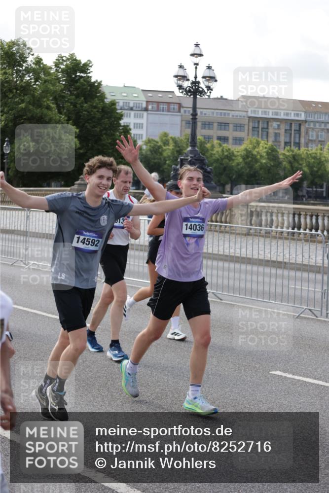 29.06.2025 - hella hamburg halbmarathon Jannik Wohlers http://msf.ph/oto/8252716 29.06.2025 09:56:41 Lombardsbrücke 1327, 1381, 1537, 1657, 1783, 2025, 2074, 2111, 2340, 2839, 2869, 2878, 3093, 3575, 3791, 4726, 4770, 4897, 5008, 5319, 5744, 6377, 6631, 7176, 7177, 7259, 7918, 8112, 8313, 8651, 8813, 8930, 9060, 9497, 10040, 10133, 10189, 10859, 10896, 11184, 11451, 11747, 11975, 12528, 12590, 12690, 12733, 13245, 13267, 13865, 14036, 14125, 14192, 14482, 14562, 14592, 15590, 16094, 16291, 16732 meine-sportfotos.de