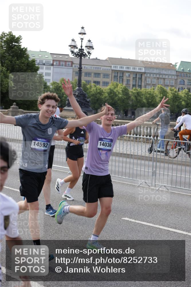 29.06.2025 - hella hamburg halbmarathon Jannik Wohlers http://msf.ph/oto/8252733 29.06.2025 09:56:41 Lombardsbrücke 1327, 1381, 1537, 1657, 1783, 2025, 2074, 2111, 2340, 2839, 2869, 2878, 3093, 3575, 3791, 4726, 4770, 4897, 5008, 5319, 5744, 6377, 6631, 7176, 7177, 7259, 7918, 8112, 8313, 8651, 8813, 8930, 9060, 9497, 10040, 10133, 10189, 10859, 10896, 11184, 11451, 11747, 11975, 12528, 12590, 12690, 12733, 13245, 13267, 13865, 14036, 14125, 14192, 14482, 14562, 14592, 15590, 16094, 16291, 16732 meine-sportfotos.de