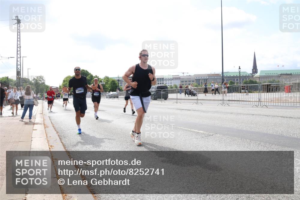 29.06.2025 - hella hamburg halbmarathon Lena Gebhardt http://msf.ph/oto/8252741 29.06.2025 10:10:33 Lombardsbrücke 1186, 1548, 1573, 3921, 4389, 5182, 5440, 5511, 5990, 5991, 7042, 7250, 7333, 7636, 7685, 8219, 8890, 9169, 9366, 9434, 9681, 9816, 9829, 10036, 10943, 11027, 11180, 11355, 11887, 11904, 11905, 12008, 12629, 13588, 13594, 13797, 13825, 13901, 14679, 14822, 15214, 15409, 16166, 16344, 16445, 16639, 16808, 16872, 17148, 17532, 17730, 18196, 18949, 19023 meine-sportfotos.de