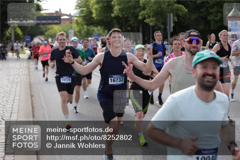 29.06.2025 - hella hamburg halbmarathon Jannik Wohlers http://msf.ph/oto/8252802 29.06.2025 09:56:43 Lombardsbrücke 1327, 1381, 1442, 1537, 1657, 1783, 2025, 2074, 2111, 2340, 2595, 2814, 2839, 2869, 3093, 3575, 3791, 4726, 4770, 5008, 5013, 5319, 5744, 6377, 6631, 7177, 7259, 7918, 8112, 8313, 8651, 8813, 8930, 9060, 9497, 10040, 10133, 10189, 10549, 10859, 10896, 11184, 11451, 11747, 11975, 12528, 12590, 12733, 13245, 13267, 13794, 13865, 14036, 14125, 14192, 14482, 14562, 14592, 15590, 16094, 16291, 16732 meine-sportfotos.de