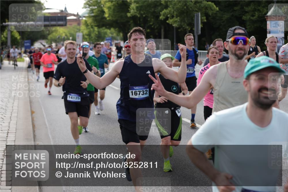 29.06.2025 - hella hamburg halbmarathon Jannik Wohlers http://msf.ph/oto/8252811 29.06.2025 09:56:43 Lombardsbrücke 1327, 1381, 1442, 1537, 1657, 1783, 2025, 2074, 2111, 2340, 2595, 2814, 2839, 2869, 3093, 3575, 3791, 4726, 4770, 5008, 5013, 5319, 5744, 6377, 6631, 7177, 7259, 7918, 8112, 8313, 8651, 8813, 8930, 9060, 9497, 10040, 10133, 10189, 10549, 10859, 10896, 11184, 11451, 11747, 11975, 12528, 12590, 12733, 13245, 13267, 13794, 13865, 14036, 14125, 14192, 14482, 14562, 14592, 15590, 16094, 16291, 16732 meine-sportfotos.de