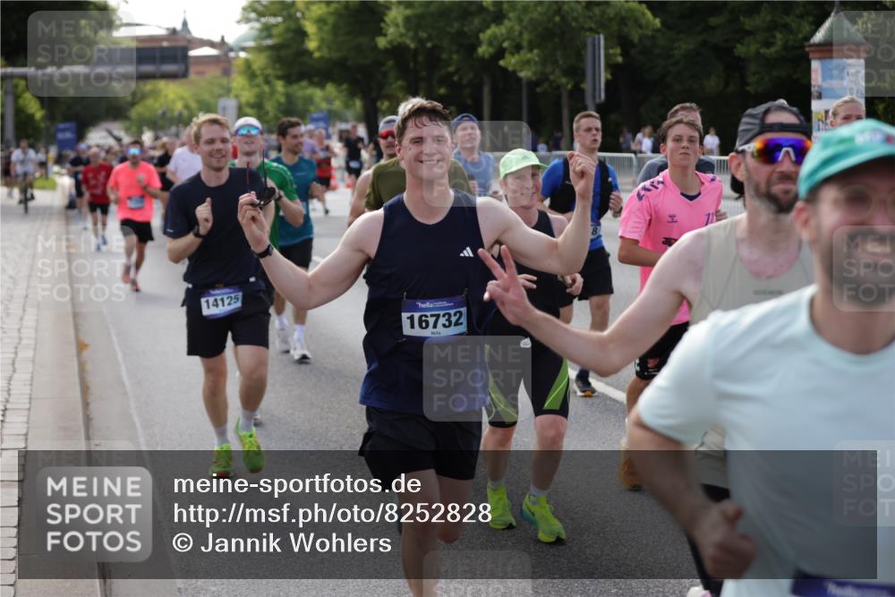 29.06.2025 - hella hamburg halbmarathon Jannik Wohlers http://msf.ph/oto/8252828 29.06.2025 09:56:43 Lombardsbrücke 1327, 1381, 1442, 1537, 1657, 1783, 2025, 2074, 2111, 2340, 2595, 2814, 2839, 2869, 3093, 3575, 3791, 4726, 4770, 5008, 5013, 5319, 5744, 6377, 6631, 7177, 7259, 7918, 8112, 8313, 8651, 8813, 8930, 9060, 9497, 10040, 10133, 10189, 10549, 10859, 10896, 11184, 11451, 11747, 11975, 12528, 12590, 12733, 13245, 13267, 13794, 13865, 14036, 14125, 14192, 14482, 14562, 14592, 15590, 16094, 16291, 16732 meine-sportfotos.de