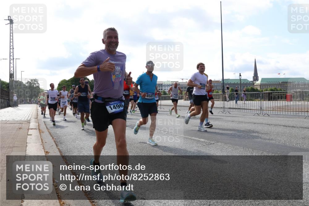 29.06.2025 - hella hamburg halbmarathon Lena Gebhardt http://msf.ph/oto/8252863 29.06.2025 09:56:46 Lombardsbrücke 1381, 1452, 1460, 1496, 1592, 1628, 1783, 1833, 1877, 2013, 2058, 2074, 2082, 2111, 2208, 2340, 2378, 2396, 2771, 2878, 2953, 2996, 3256, 3296, 3310, 3575, 3652, 3791, 4065, 4077, 4377, 4404, 4635, 4711, 4770, 4833, 4897, 5008, 5169, 5194, 5319, 5482, 5600, 5607, 5839, 5978, 6033, 6286, 6377, 6511, 6512, 6561, 6562, 6631, 7176, 7383, 7475, 7583, 8112, 8261, 8361, 8514, 8572, 8587, 8618, 8661, 8710, 8813, 8863, 8921, 8968, 8996, 9082, 9246, 9497, 9537, 9597, 9638 meine-sportfotos.de