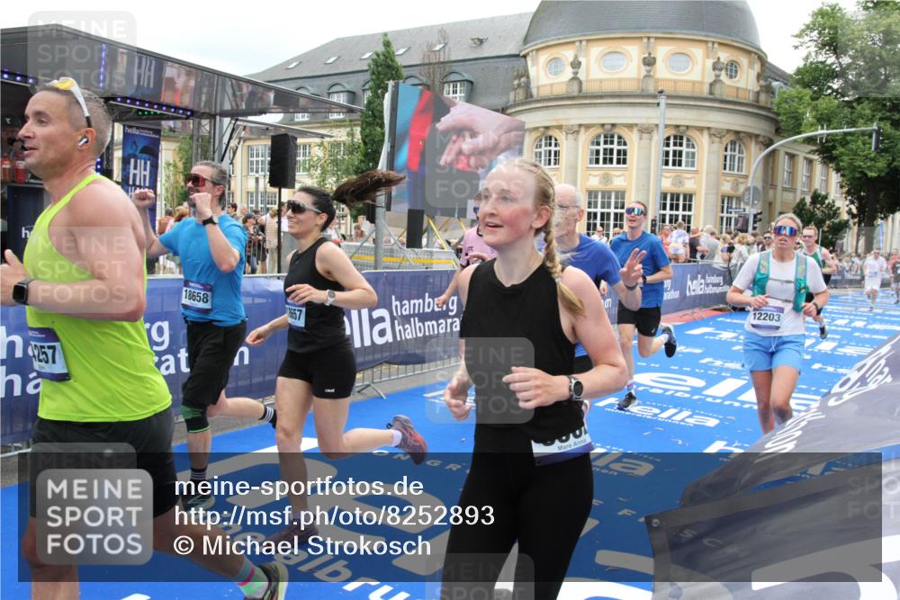 29.06.2025 - hella hamburg halbmarathon Michael Strokosch http://msf.ph/oto/8252893 29.06.2025 10:50:13 Ziel 1119, 1507, 3296, 3562, 7176, 8313, 9031, 9303, 9965, 10371, 11607, 12203, 12235, 13282, 14257, 15620, 18228, 18657, 18658 meine-sportfotos.de