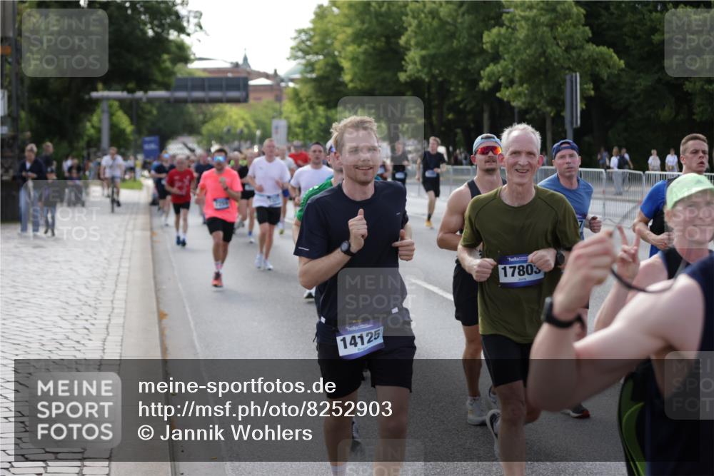 29.06.2025 - hella hamburg halbmarathon Jannik Wohlers http://msf.ph/oto/8252903 29.06.2025 09:56:44 Lombardsbrücke 1327, 1381, 1442, 1537, 1657, 1783, 2025, 2074, 2111, 2340, 2595, 2814, 2839, 2869, 3093, 3575, 3791, 4726, 4770, 5008, 5013, 5021, 5319, 5744, 6631, 7177, 7259, 7918, 8112, 8313, 8651, 8813, 8930, 9060, 9316, 9497, 10040, 10133, 10189, 10549, 10859, 10896, 11184, 11339, 11451, 11747, 11975, 12489, 12528, 12580, 12590, 12733, 13245, 13267, 13794, 13865, 14036, 14125, 14192, 14482, 14562, 14592, 15484, 15590, 15897, 16094, 16291, 16732 meine-sportfotos.de
