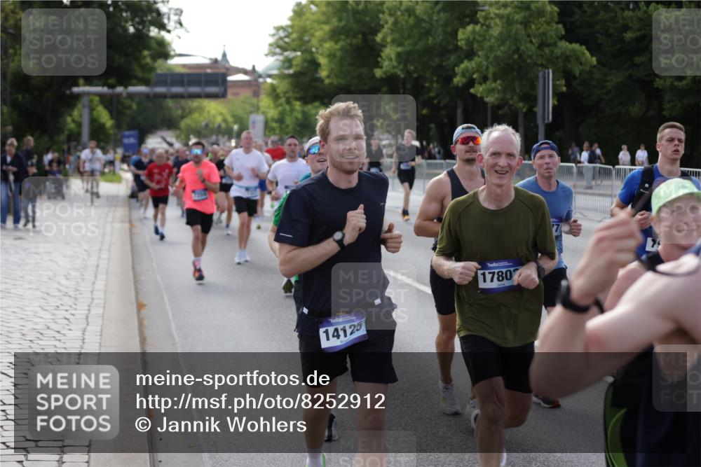 29.06.2025 - hella hamburg halbmarathon Jannik Wohlers http://msf.ph/oto/8252912 29.06.2025 09:56:44 Lombardsbrücke 1327, 1381, 1442, 1537, 1657, 1783, 2025, 2074, 2111, 2340, 2595, 2814, 2839, 2869, 3093, 3575, 3791, 4726, 4770, 5008, 5013, 5021, 5319, 5744, 6631, 7177, 7259, 7918, 8112, 8313, 8651, 8813, 8930, 9060, 9316, 9497, 10040, 10133, 10189, 10549, 10859, 10896, 11184, 11339, 11451, 11747, 11975, 12489, 12528, 12580, 12590, 12733, 13245, 13267, 13794, 13865, 14036, 14125, 14192, 14482, 14562, 14592, 15484, 15590, 15897, 16094, 16291, 16732 meine-sportfotos.de