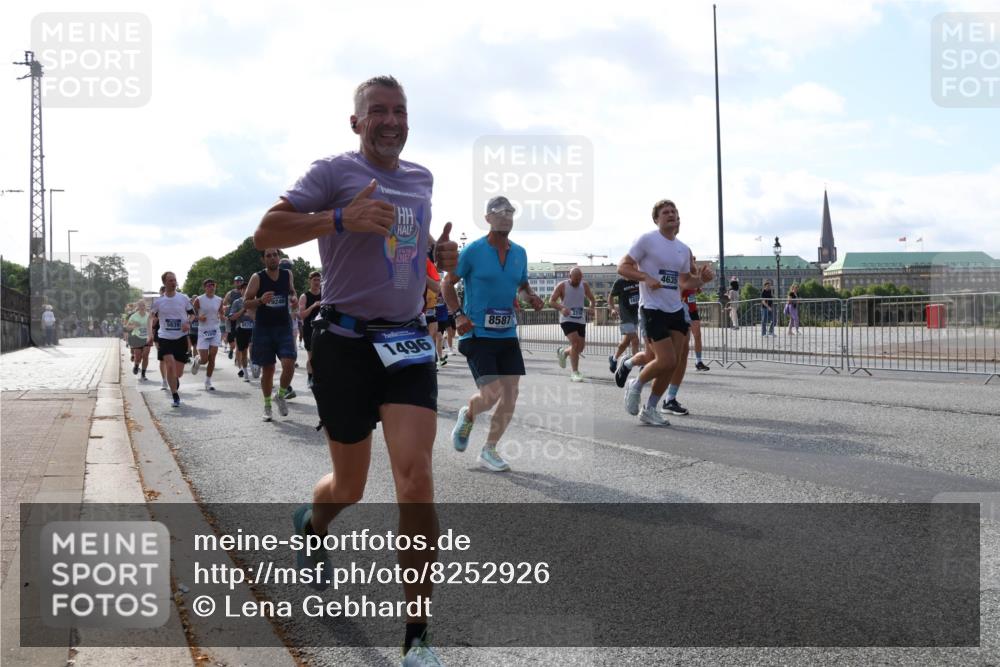 29.06.2025 - hella hamburg halbmarathon Lena Gebhardt http://msf.ph/oto/8252926 29.06.2025 09:56:46 Lombardsbrücke 1381, 1452, 1460, 1496, 1592, 1628, 1783, 1833, 1877, 2013, 2058, 2074, 2082, 2111, 2208, 2340, 2378, 2396, 2771, 2878, 2953, 2996, 3256, 3296, 3310, 3575, 3652, 3791, 4065, 4077, 4377, 4404, 4635, 4711, 4770, 4833, 4897, 5008, 5169, 5194, 5319, 5482, 5600, 5607, 5839, 5978, 6033, 6286, 6377, 6511, 6512, 6561, 6562, 6631, 7176, 7383, 7475, 7583, 8112, 8261, 8361, 8514, 8572, 8587, 8618, 8661, 8710, 8813, 8863, 8921, 8968, 8996, 9082, 9246, 9497, 9537, 9597, 9638 meine-sportfotos.de