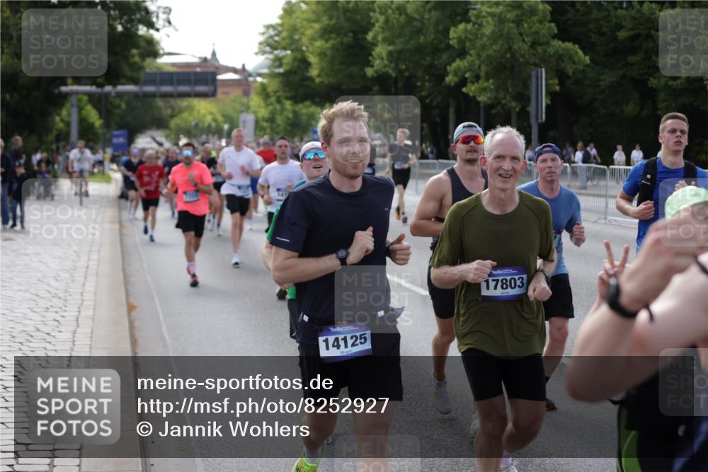 29.06.2025 - hella hamburg halbmarathon Jannik Wohlers http://msf.ph/oto/8252927 29.06.2025 09:56:44 Lombardsbrücke 1327, 1381, 1442, 1537, 1657, 1783, 2025, 2074, 2111, 2340, 2595, 2814, 2839, 2869, 3093, 3575, 3791, 4726, 4770, 5008, 5013, 5021, 5319, 5744, 6631, 7177, 7259, 7918, 8112, 8313, 8651, 8813, 8930, 9060, 9316, 9497, 10040, 10133, 10189, 10549, 10859, 10896, 11184, 11339, 11451, 11747, 11975, 12489, 12528, 12580, 12590, 12733, 13245, 13267, 13794, 13865, 14036, 14125, 14192, 14482, 14562, 14592, 15484, 15590, 15897, 16094, 16291, 16732 meine-sportfotos.de
