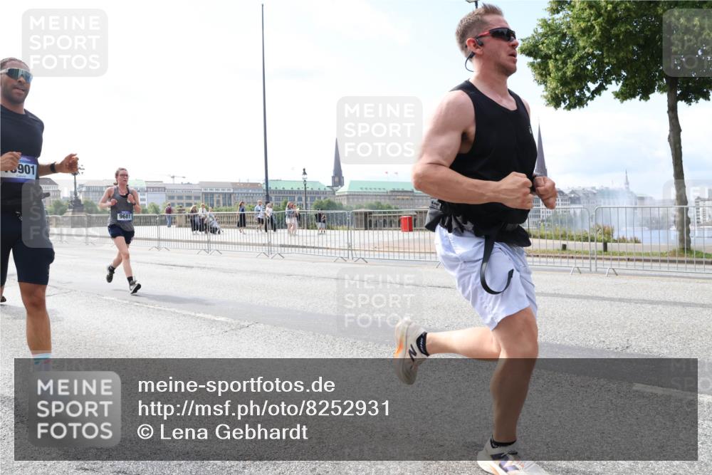 29.06.2025 - hella hamburg halbmarathon Lena Gebhardt http://msf.ph/oto/8252931 29.06.2025 10:10:34 Lombardsbrücke 1186, 1548, 1573, 3921, 4389, 5182, 5440, 5511, 5990, 5991, 7042, 7250, 7333, 7636, 7685, 8219, 8890, 9169, 9366, 9434, 9681, 9816, 9829, 10036, 10943, 11027, 11180, 11355, 11887, 11904, 11905, 12008, 12629, 13588, 13594, 13797, 13825, 13901, 14679, 14822, 15214, 15409, 16166, 16344, 16445, 16639, 16808, 16872, 17148, 17532, 17730, 18196, 18949, 19023 meine-sportfotos.de