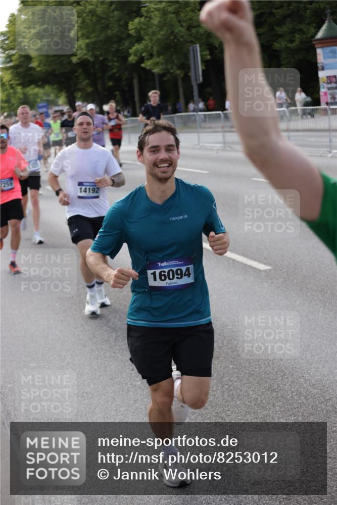 29.06.2025 - hella hamburg halbmarathon Jannik Wohlers http://msf.ph/oto/8253012 29.06.2025 09:56:46 Lombardsbrücke 1327, 1381, 1442, 1537, 1657, 1783, 2025, 2595, 2814, 2839, 2869, 3093, 3575, 3791, 4726, 4770, 5008, 5013, 5021, 5319, 5744, 6720, 7177, 7259, 7918, 8112, 8313, 8651, 8813, 8930, 9060, 9316, 10040, 10133, 10189, 10549, 10859, 11339, 11451, 11747, 11975, 12235, 12421, 12489, 12528, 12580, 12590, 12733, 13267, 13794, 13865, 14036, 14125, 14192, 14482, 14562, 14592, 15484, 15590, 15897, 16094, 16291, 16732, 17129 meine-sportfotos.de