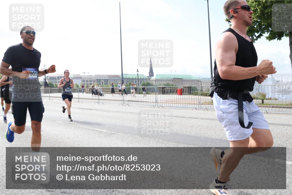 29.06.2025 - hella hamburg halbmarathon Lena Gebhardt http://msf.ph/oto/8253023 29.06.2025 10:10:34 Lombardsbrücke 1186, 1548, 1573, 3921, 4389, 5182, 5440, 5511, 5990, 5991, 7042, 7250, 7333, 7636, 7685, 8219, 8890, 9169, 9366, 9434, 9681, 9816, 9829, 10036, 10943, 11027, 11180, 11355, 11887, 11904, 11905, 12008, 12629, 13588, 13594, 13797, 13825, 13901, 14679, 14822, 15214, 15409, 16166, 16344, 16445, 16639, 16808, 16872, 17148, 17532, 17730, 18196, 18949, 19023 meine-sportfotos.de