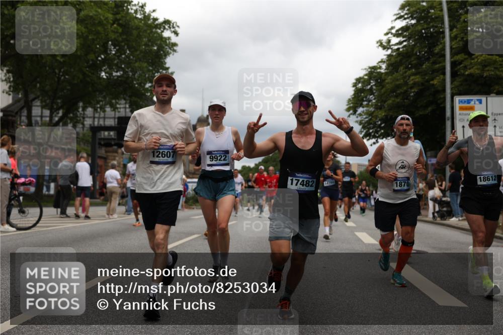 29.06.2025 - hella hamburg halbmarathon Yannick Fuchs http://msf.ph/oto/8253034 29.06.2025 10:48:02 20KM 1267, 1422, 1442, 1502, 1549, 1870, 2058, 2432, 2518, 2630, 3096, 3103, 3310, 3819, 3898, 4299, 5020, 5259, 6260, 6294, 6374, 7129, 7395, 7478, 7973, 8223, 8285, 8394, 9032, 9380, 9791, 9922, 10040, 11009, 11068, 11430, 11789, 11844, 12213, 12321, 12607, 12632, 13033, 13147, 13397, 13794, 13803, 13912, 14026, 14239, 14702, 15146, 15856, 16623, 16750, 16780, 17482, 17765, 18308, 18450, 18514, 18612, 18759, 19067, 19177 meine-sportfotos.de