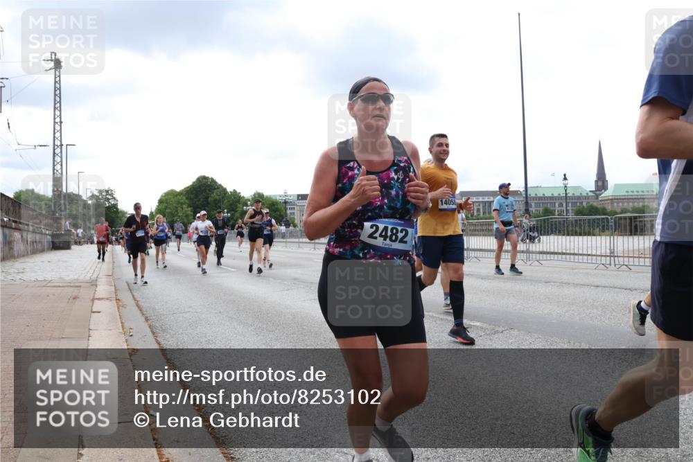 29.06.2025 - hella hamburg halbmarathon Lena Gebhardt http://msf.ph/oto/8253102 29.06.2025 10:34:15 Lombardsbrücke 1417, 1672, 1705, 1787, 2023, 2265, 2412, 2464, 2482, 2496, 2510, 2511, 2526, 2801, 2933, 3145, 3264, 3340, 3345, 3829, 3848, 4479, 4540, 4807, 4824, 4826, 4942, 5561, 5566, 5584, 5609, 5691, 6105, 6171, 6329, 6364, 6515, 6516, 6571, 6574, 6956, 7027, 7324, 7329, 7565, 7644, 8202, 8277, 8349, 8375, 8377, 8383, 8401, 8705, 8965, 9094, 9379, 9875, 9995, 10007, 10071, 10360, 10564, 11872, 13957, 16682, 16919, 17230, 18158, 18941 meine-sportfotos.de